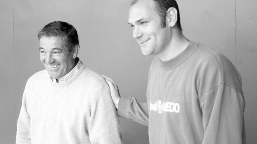 El ex jugador y ex técnico del Oviedo Tensi, en la foto, con Fermín, acudió ayer a dar ánimos a la plantilla azul.