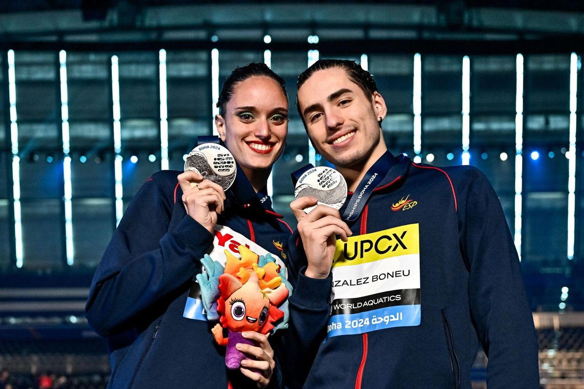 Dennis Gonzalez y Mireia Hernandez con su plata en dúo mixto técnico.