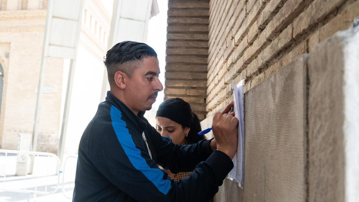 Un hombre completa su documentación durante el proceso de regularización, hace unas semanas en Zaragoza.