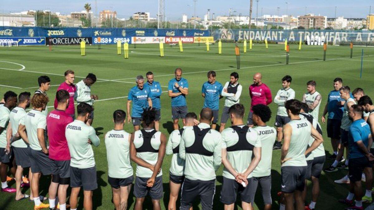 Quique Setién, junto al equipo durante el entrenamiento de este viernes.