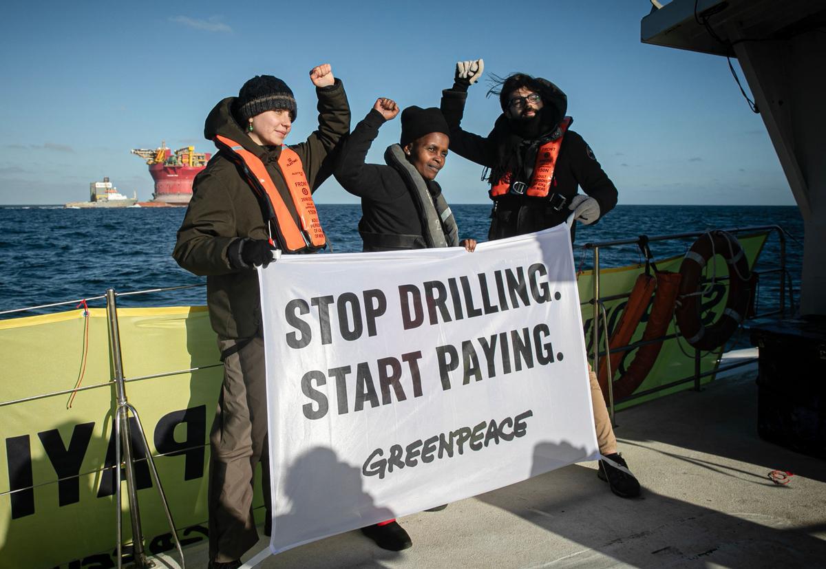 Ecologistas de Greenpeace colocaron una pancarta en una acción en una plataforma de Shell, en el Mar del Norte, para expandir un yacimiento de petróleo y gas existente, frente a la costa de Cherburgo, en el noroeste de Francia