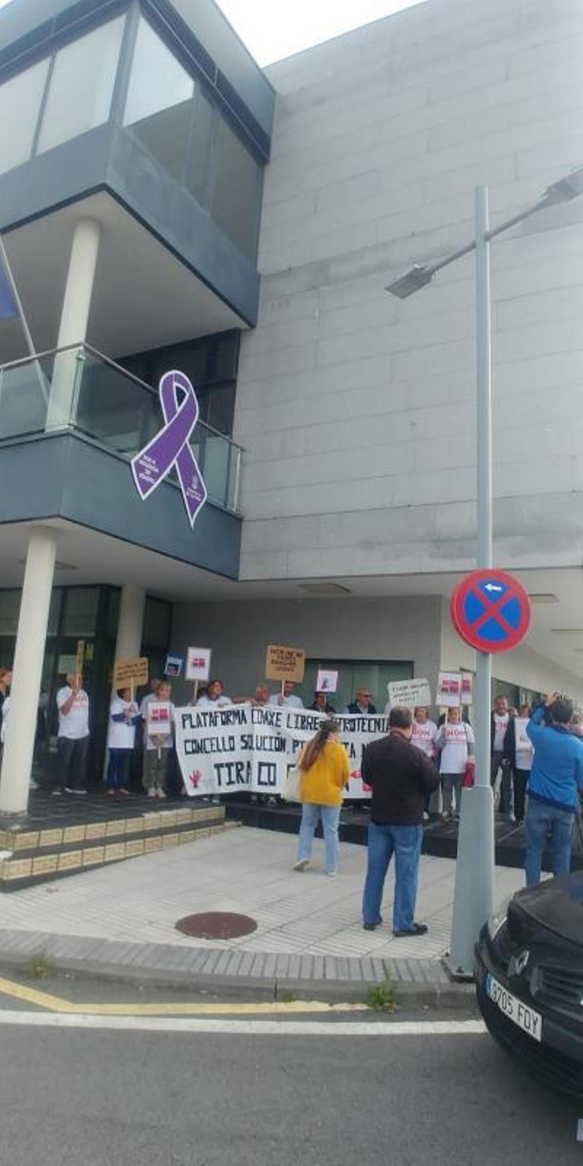 La protesta de los vecinos de Coaxe contra la pirotecnia.   | // FDV