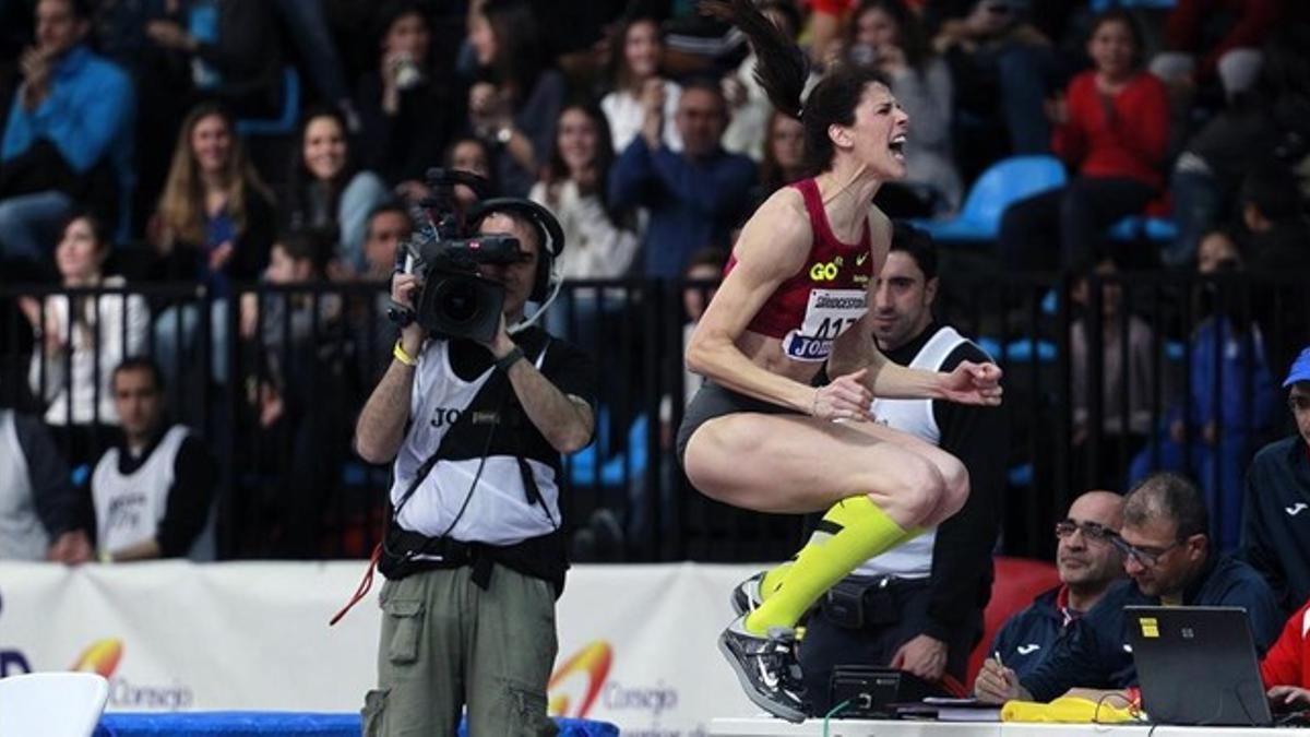 Ruth Beitia celebra la victoria en Madrid con su gran salto de 1,98 metros.
