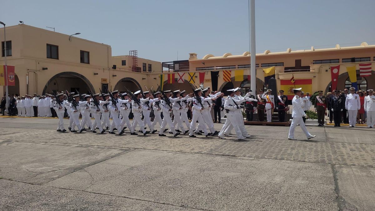 Desfile militar por el día de la Virgen del Carmen, ayer.