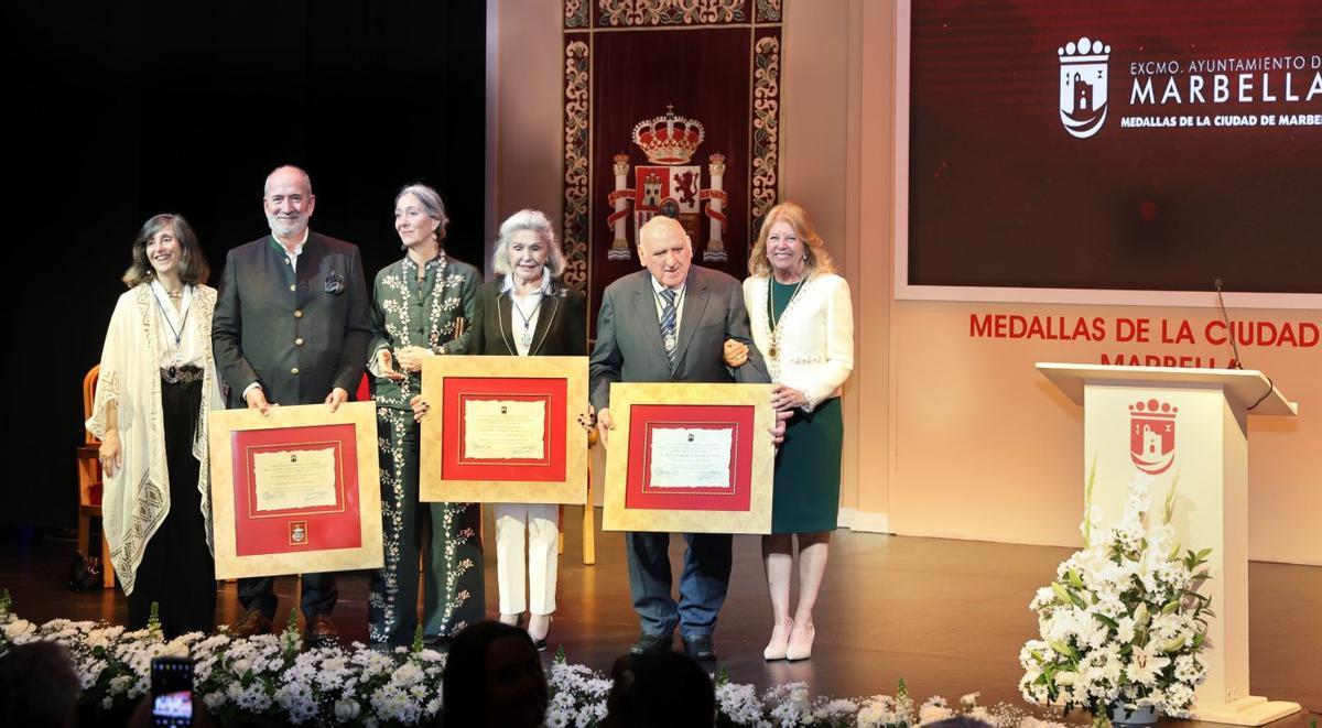 Foto de familia de la entrega de las Medallas de la Ciudad de Marbella 2026, ayer, en el Teatro Municipal. | L.O.
