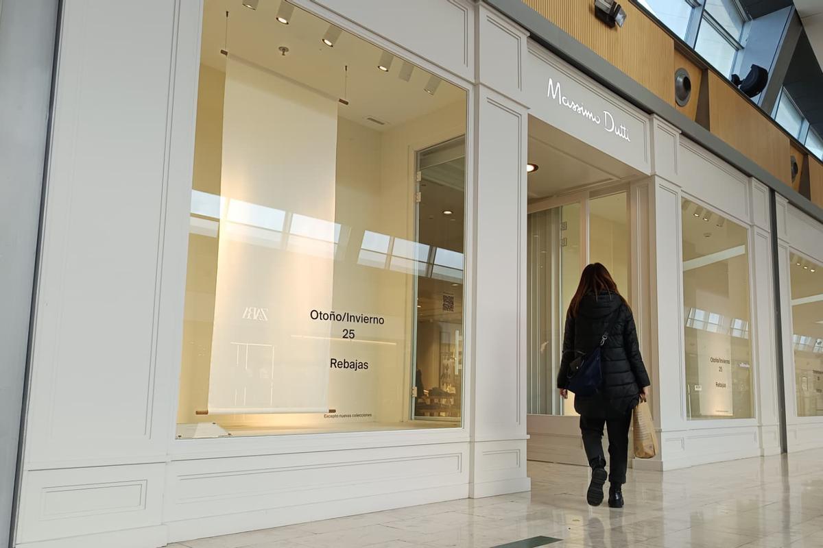 Una mujer accede a Massimo Dutti en Puerto Venecia.