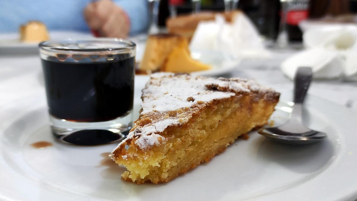 Tarta de Santiago y licor Meus amores del restaurante Agarimo.