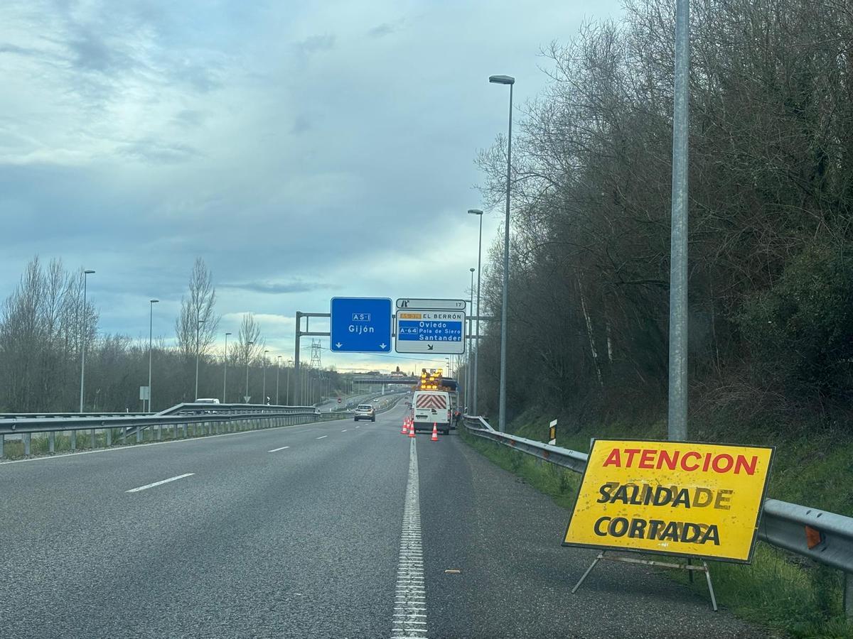 La señalización del corte del carril.