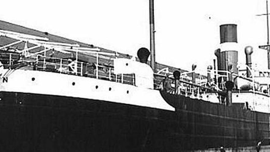 Imagen del &quot;Mardinian de Liverpool&quot;, hundido en la costa alicantina por los submarinos alemanes, junto a otro modelo inglés que también naufragó