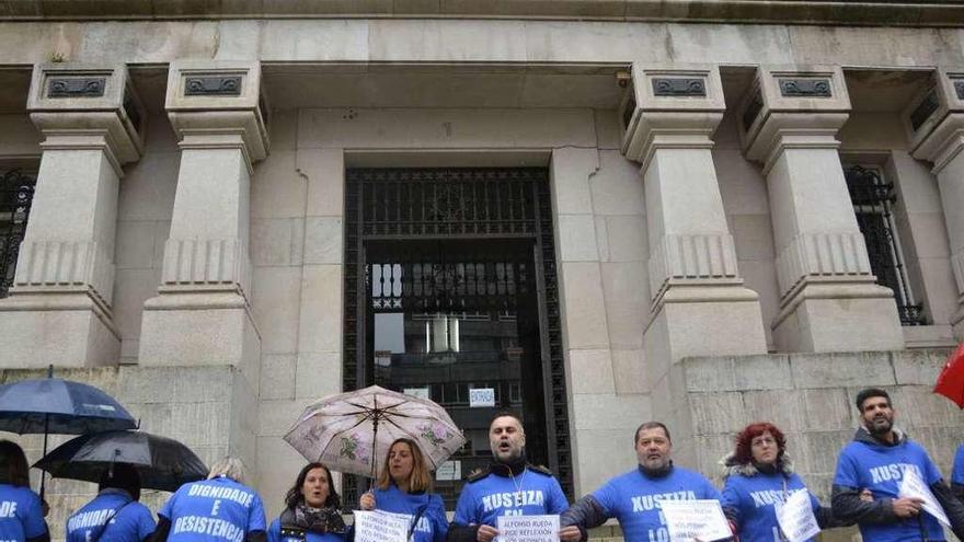 Los trabajadores, durante la protesta de ayer ante el edificio del Tribunal Superior de Xustiza.