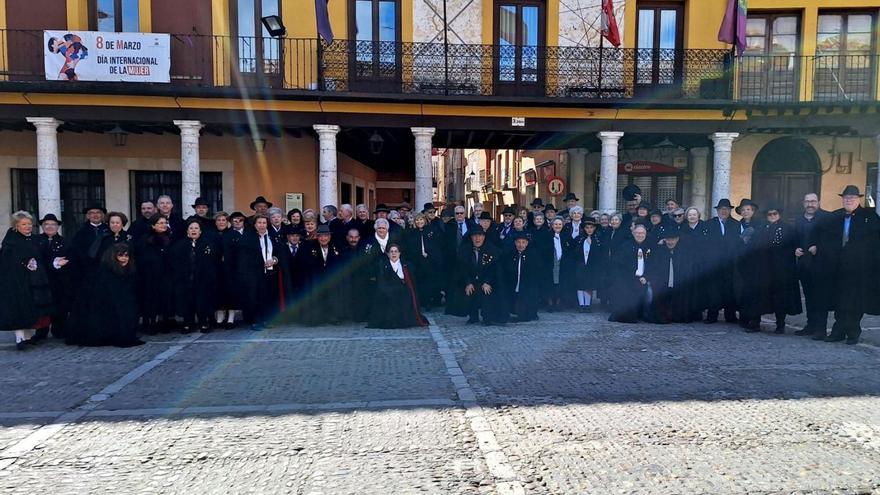 Amigos de la Capa de Benavente, en un encuentro de convivencia en Tordesillas