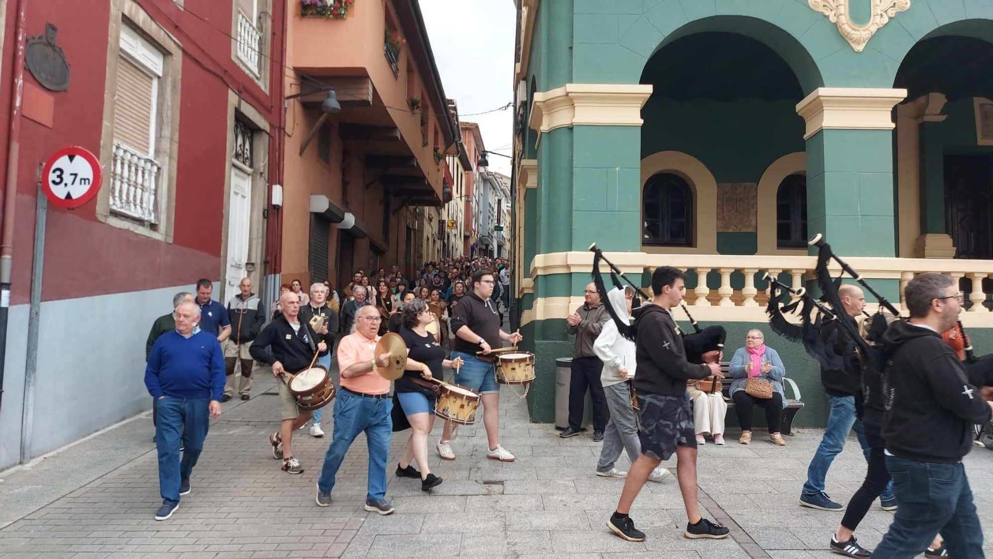 En imágenes: Así fue la manifestación contra el cierre de la Escuela de Música de Tineo