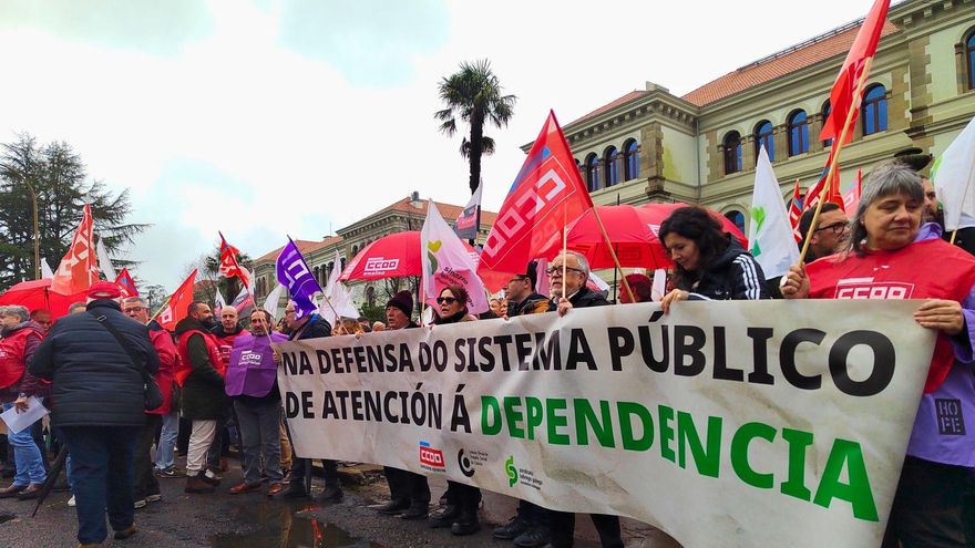 Decenas de personas reclaman en Santiago un sistema público de atención a la dependencia