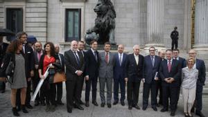 El ministro de Justicia, Rafael Catalá (c), junto al ministro de Asuntos Exteriores, José Manuel García-Margallo (4d), y otros parlamentarios, posa con miembros de la comunidad judía española
