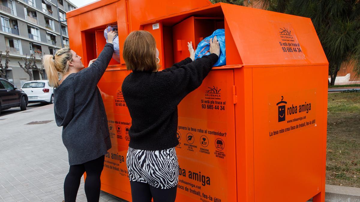 Contenidor taronja de Roba Amiga, una opció per a la recollida selectiva de tèxtils a Catalunya Contenidor taronja de Roba Amiga, una opció per a la recollida selectiva de tèxtils a Catalunya