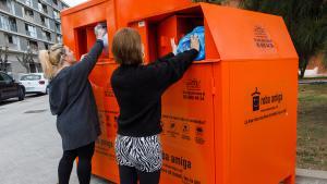 Contenidor taronja de Roba Amiga, una opció per a la recollida selectiva de tèxtils a Catalunya