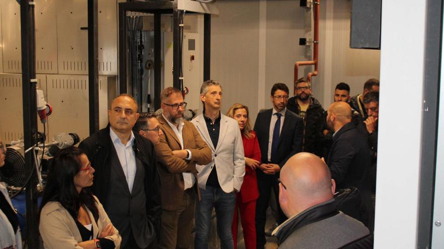 Enrique Fernández y Mini Díaz escuchan, junto a otros asistentes, las explicaciones en la nueva sala de calderas de biomasa en el pozo Fondón de Hunosa. | A. Velasco