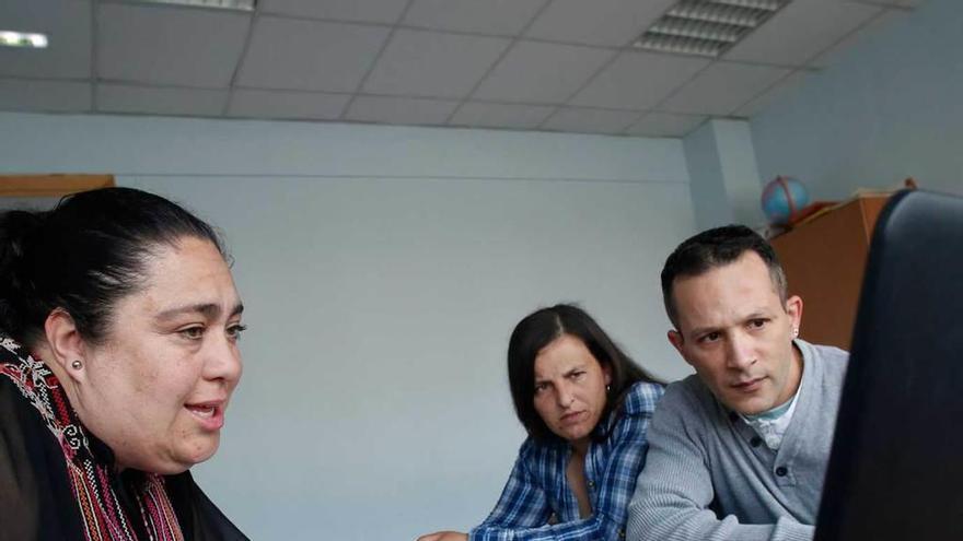 Carmen Cuenca, en una sesión con Isaac Reyero e Isabel Sanz en el Centro de Empleo Europa.