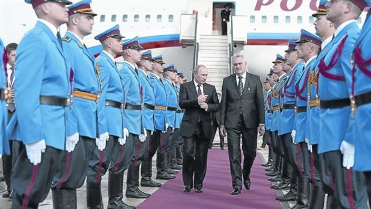 Putin, ayer, junto al presidente de Serbia, Tomislav Nikolic, a su llegada a Belgrado.