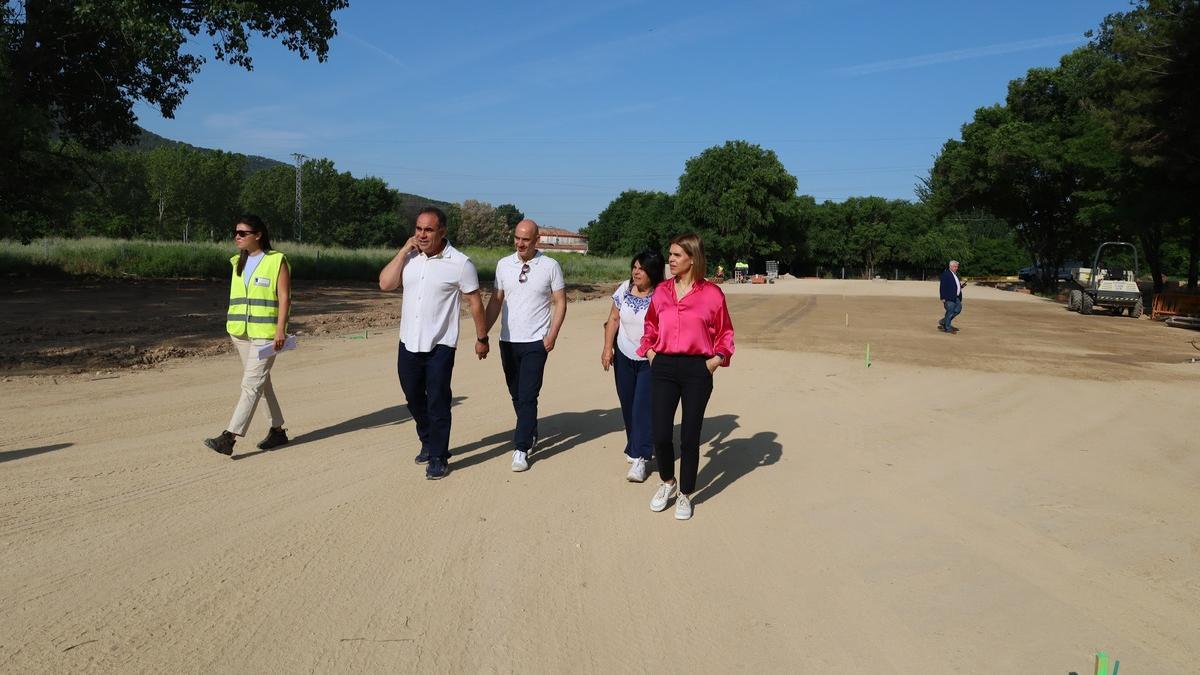 La alcaldesa de Alcalá de Henares, Judith Piquet, visitando las obras de aparcamiento