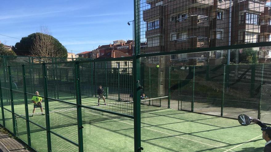 Gozón proyecta dos pistas de pádel cubiertas sobre las actuales canchas asfaltadas de Balbín