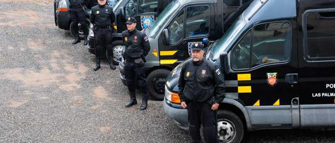 Agentes de la Policía Local en el interior del centro de emergencias.