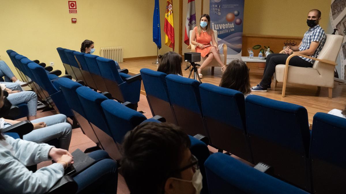 La directora del Instituto de la Juventud, Estela López, en el salón de actos de la residencia Doña Urraca.