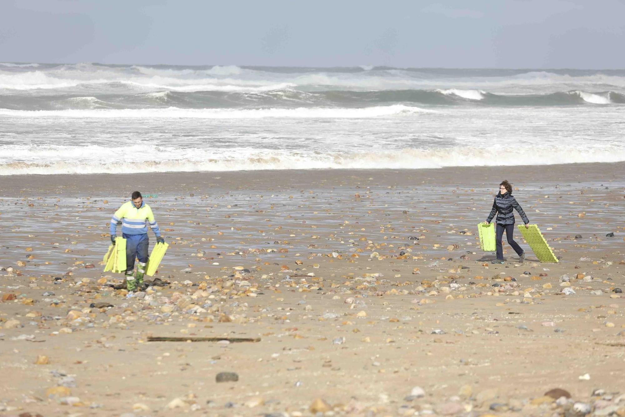 Retirada de los restos del naufragio del "Serenín" en la playa de Xagó (Gozón)