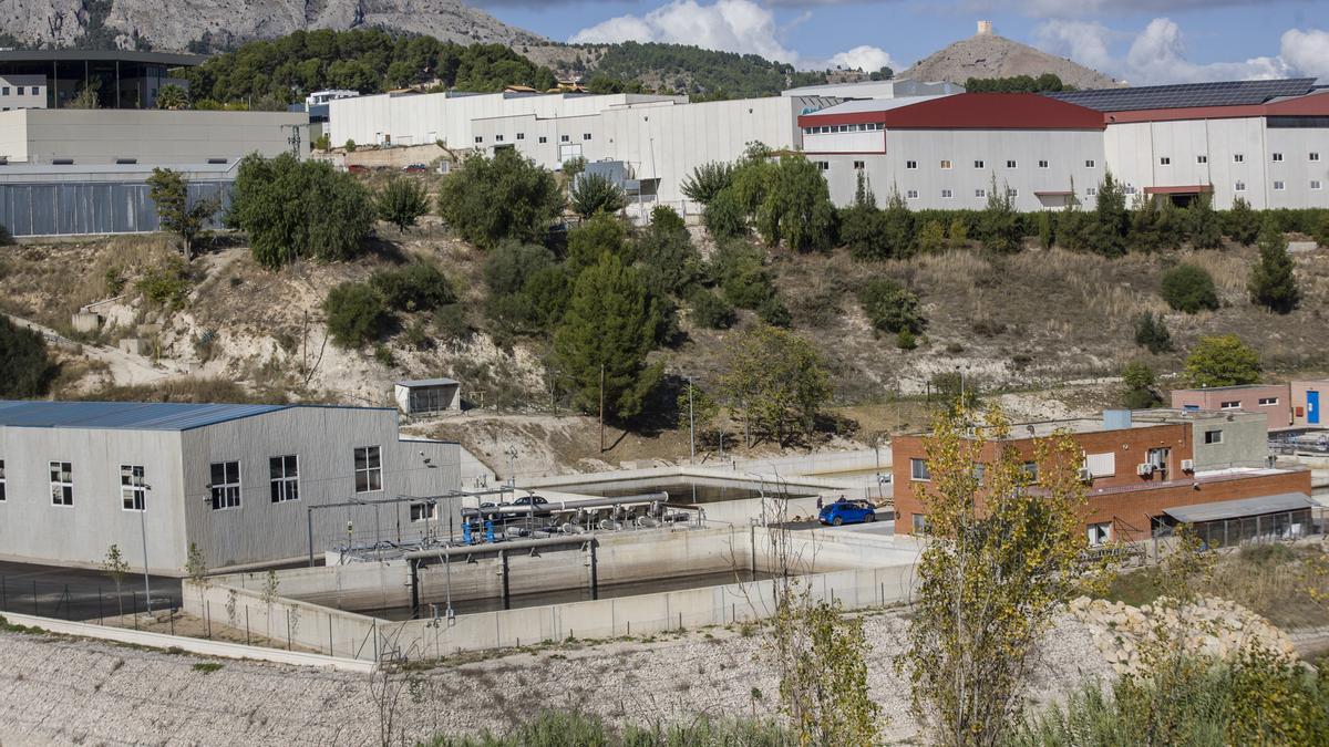 Entorno de la depuradora, situada entre los polígonos industriales de la zona y el cauce del Serpis.