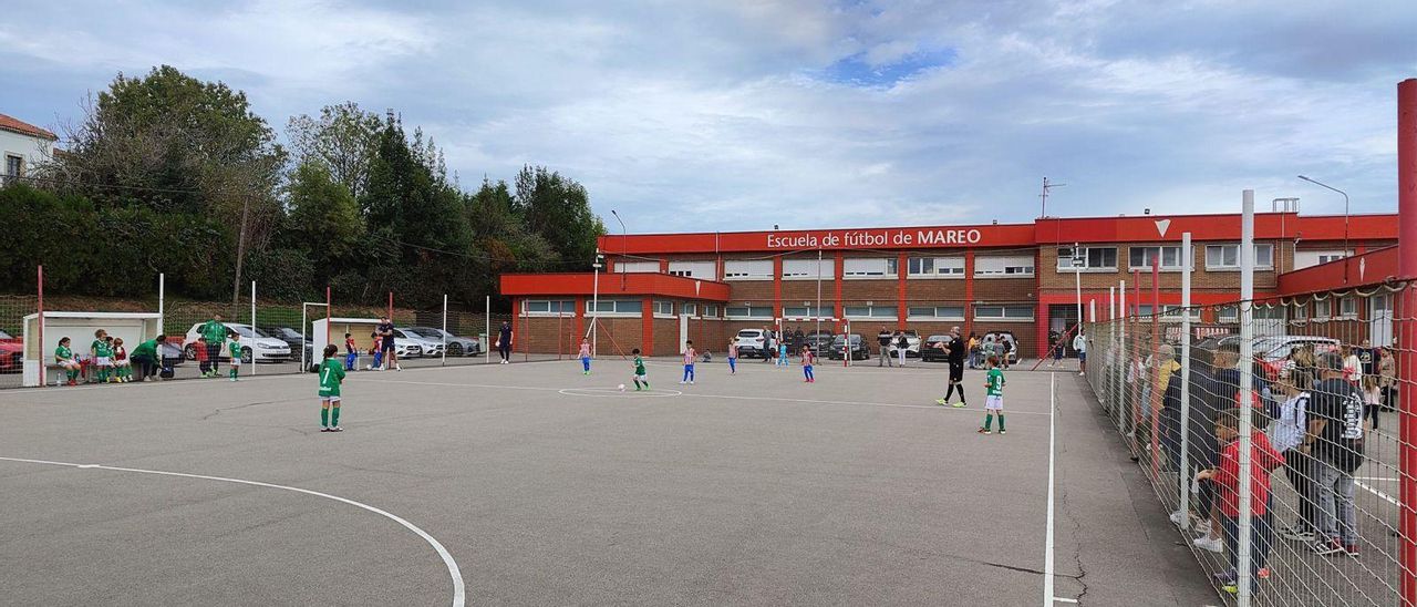 La pista de fútbol-sala de Mareo, ayer, durante el partido que disputó el prebenjamín del Sporting ante el Arenal. | Marcos León