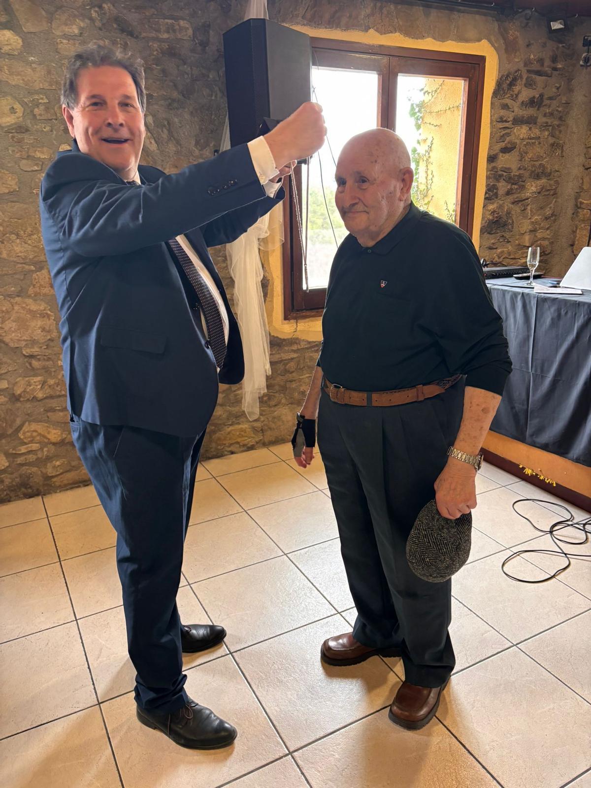 Gimeno fa entrega de la medalla honorífica a Heriberto Mayor Maureso, en haver arribats als 100 anys