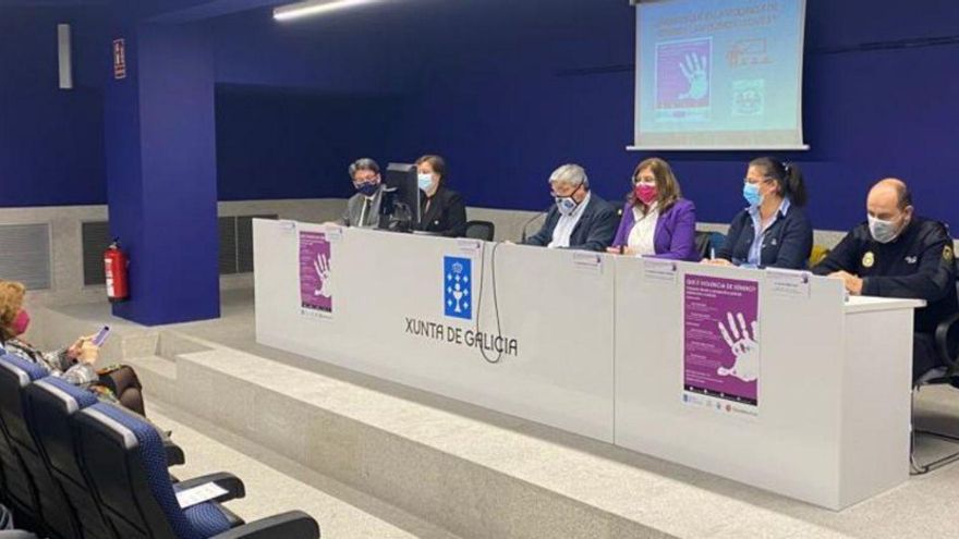 Premiados en el Concurso Escolar (arriba) y coloquio organizado por el Cisne. | // FDV