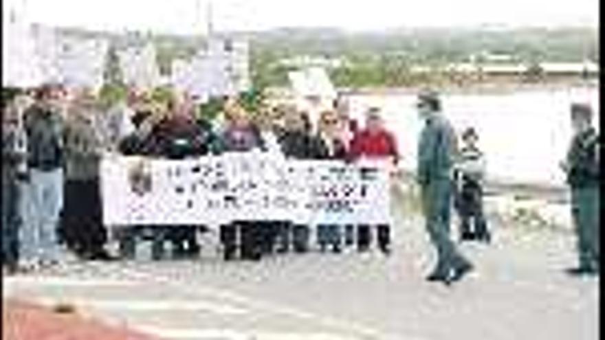 Imagen de

 la protesta de ayer contra el trazado de la autovía a la costa en San Miguel de Salinas