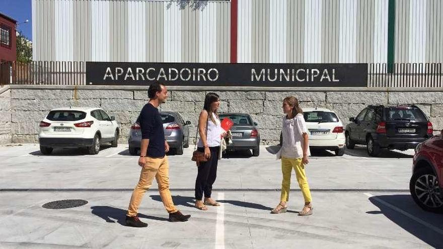 Imagen, cedida por el PSOE, de la visita de José Manuel Álvarez, Verónica Pichel y Ana Doval.