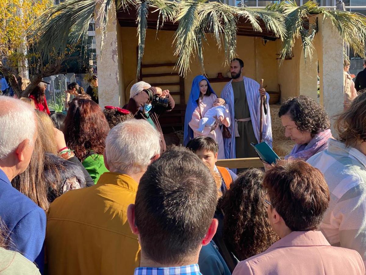 La virgen María con José y Jesús en el pesebre preparado en Traspalacio