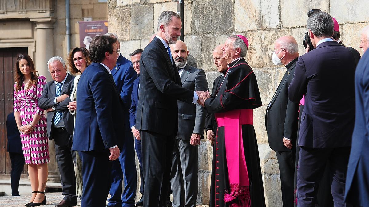 El rey saluda al exobispo de Plasencia José Luis Retana, en la inauguración de Las Edades del Hombre.