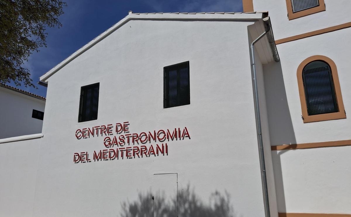 Las letras de "Centre de Gastronomia del Mediterrani" destacan en la pared enjalbegada