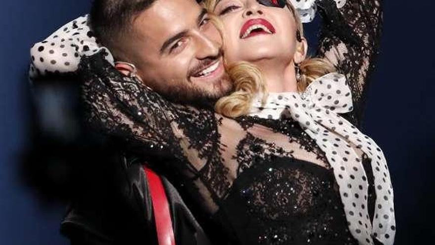 Maluma y Madonna bailan en los premios Billboard. // Mario Anzuoni