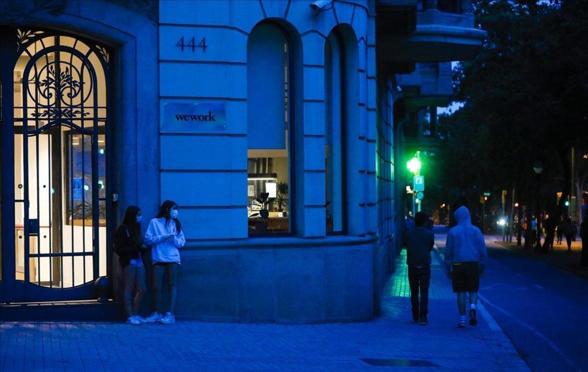Gente en la calle en la avenida de la Diagonal, en Barcelona.