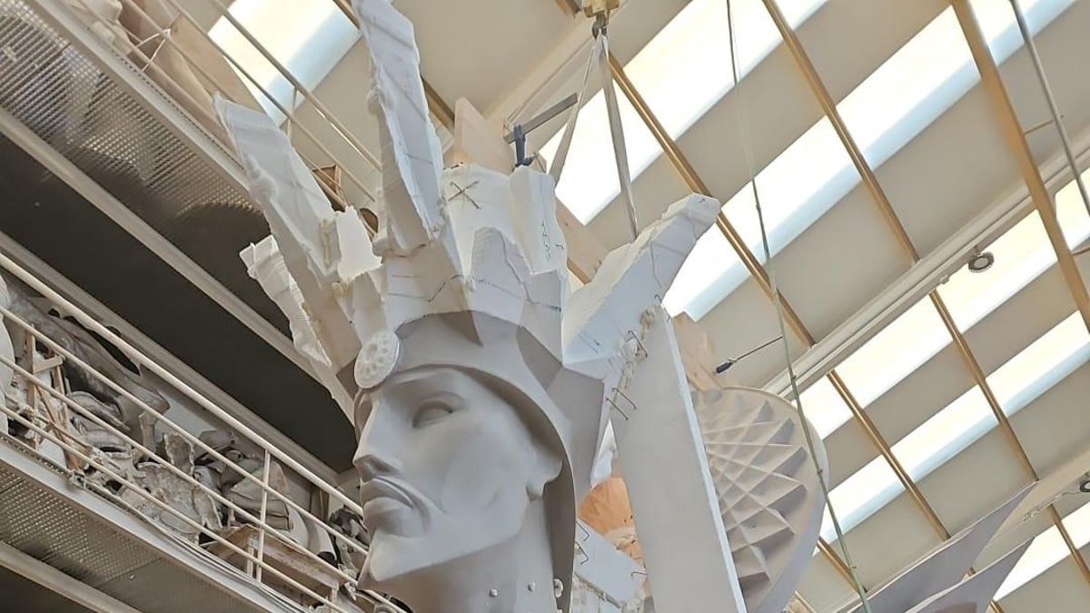 Uno de los ninots que compondrán la hoguera de Sagrada Familia en el taller de Pere Baenas.