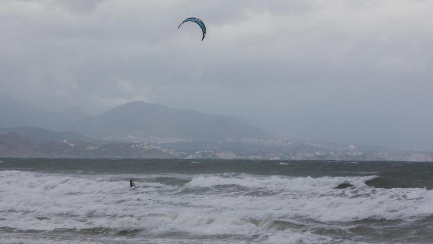 Temporal en la playa de San Juan y en la del Postiguet