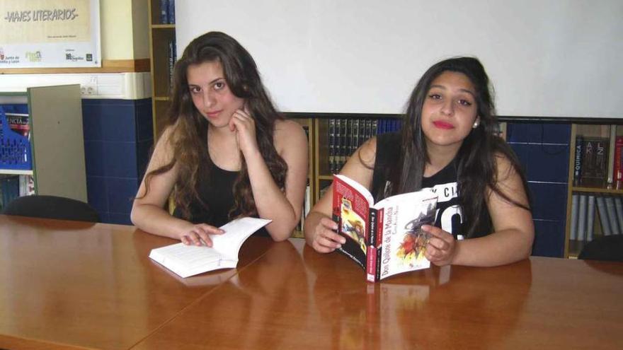 Alba Hernández (izquierda) e Isabel Jiménez, en la biblioteca del instituto Pardo Tavera. Foto