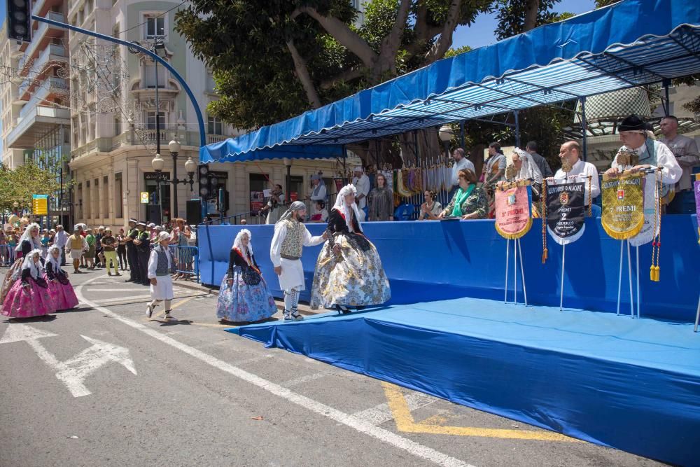 El Desfile de Entrega de Premios culmina con la entrega de más de 600 galardones a hogueras y barracas