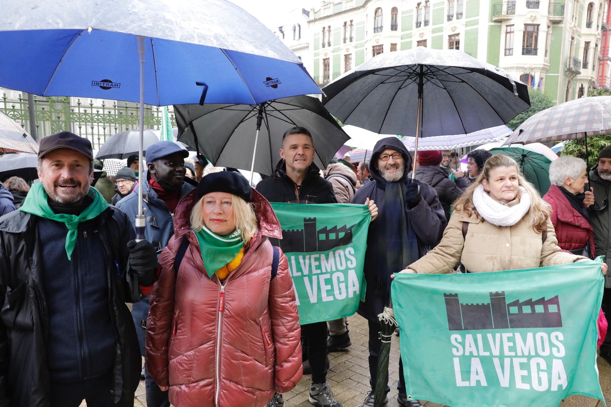 "La Vega no se vende, La Vega se defiende": así fue la concentración de Salvemos La Vega en Oviedo