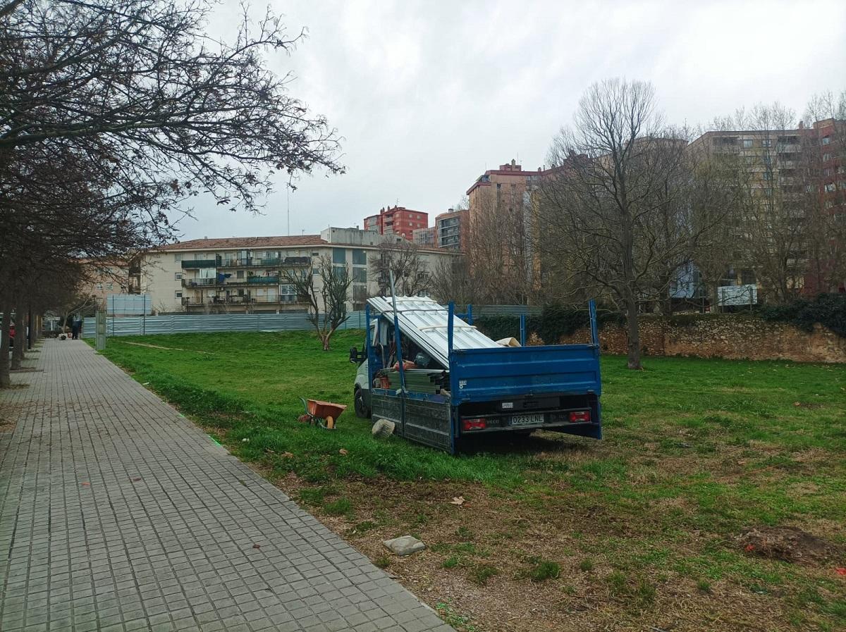Operaris fent el tancament de les dues finques del carrer Salines, aquest dissabte