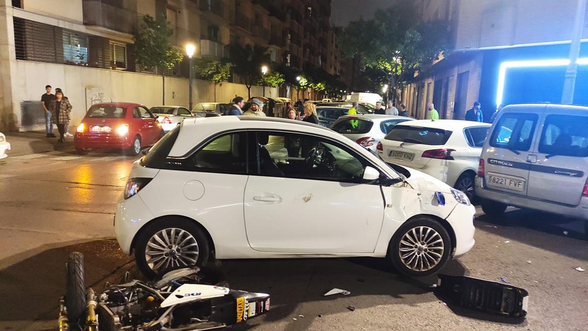 Choque frontal entre un coche y una moto en València