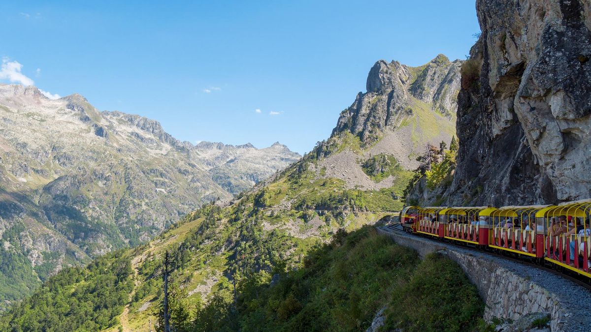 El tren más alto de Europa está a tiro de piedra de España: vistas espectaculares, rutas de senderismo y un lago de agua transparente