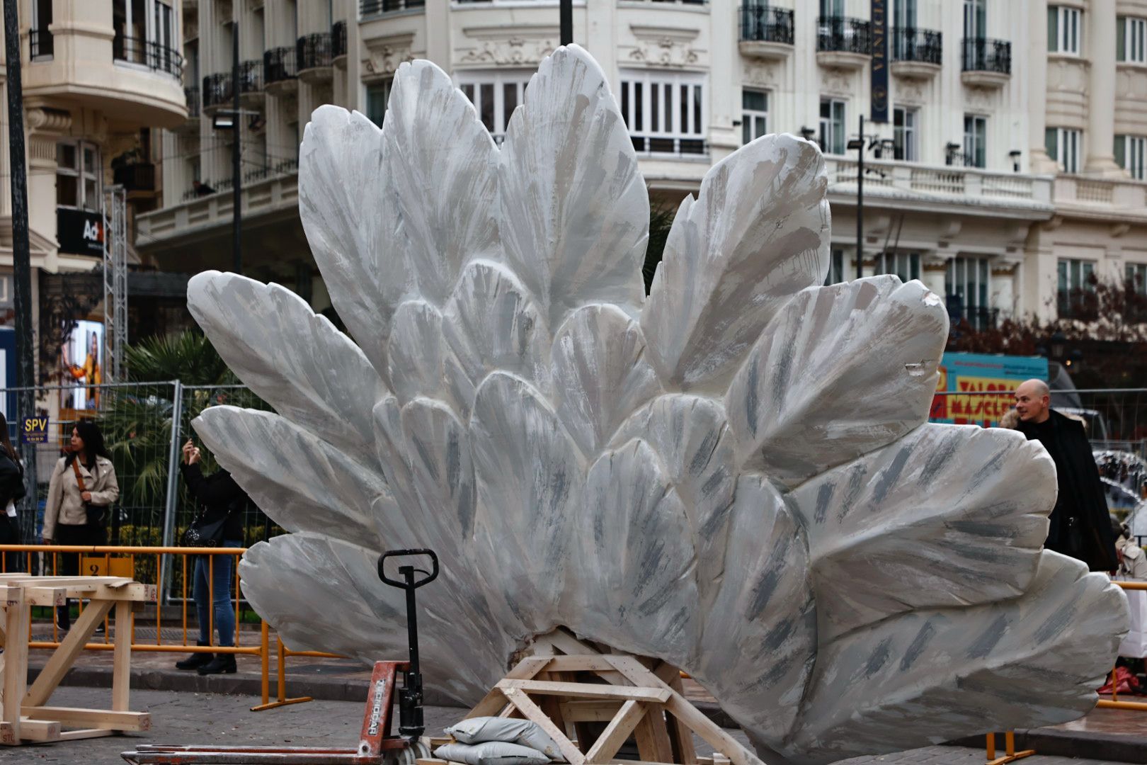 Comienzan a llegar las piezas para la 'plantà' de la Falla Municipal