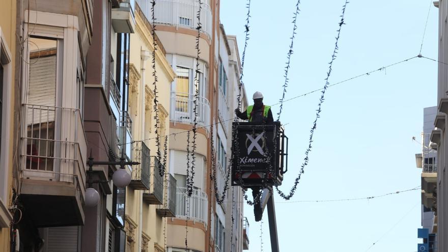 El casco histórico de Elche se prepara para dar comienzo a la Navidad