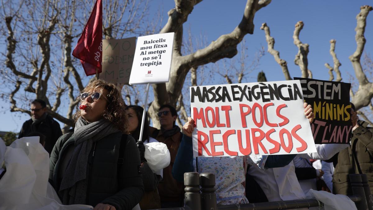 Multitudinaria manifiestación de médicos en el 2º dia de huelga